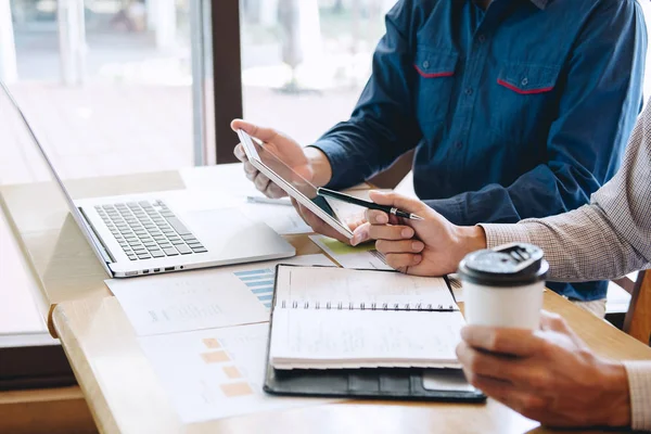 Grup iş arkadaşınız çalışmalarını birlikte ofis, iş c yapma rahat