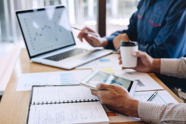 Grup iş arkadaşınız çalışmalarını birlikte ofis, iş c yapma rahat