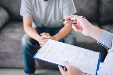 Beyaz üniformalı önlük lü profesyonel doktor ve hasta discu