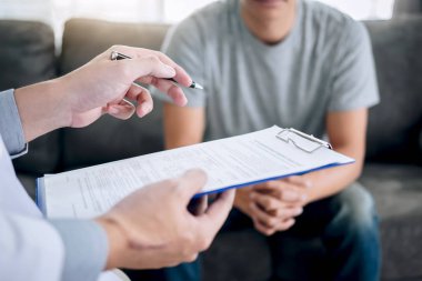 Beyaz üniformalı önlük lü profesyonel doktor ve hasta discu