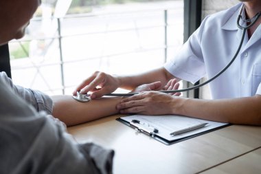 Doktor muayene ile hasta kontrol eden bir stetoskop kullanarak, pres