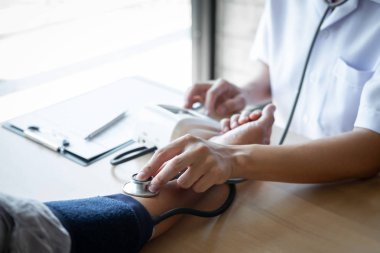Bir ölçüm tansiyon kontrol hasta ile eski kullanarak doktor