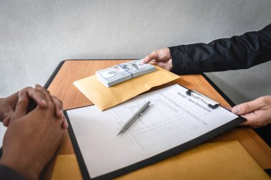 Dürüst olmayan iş yasadışı para, işadamı aldım hile