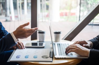 Profesyonel Iş ortağı ekibi, toplantıyla ilgili tartışma