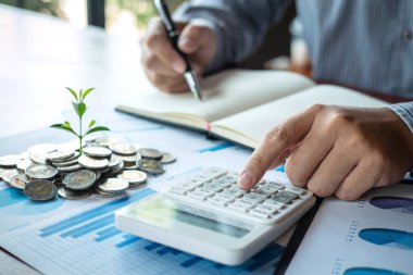 İşadamı muhasebeci mali ve iş yeri yapan rapor notları yapma