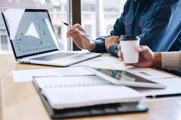 Team di colleghi di lavoro insieme, business making conversazione con — Foto Stock