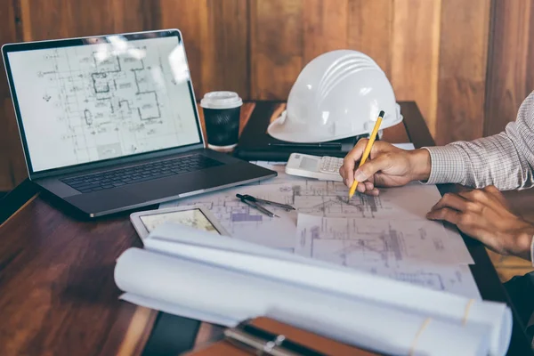 Ingeniería de la construcción o manos de arquitecto trabajando en el plano — Foto de Stock