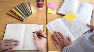 Yeni bir ders alarak öğrenen bir grup genç 