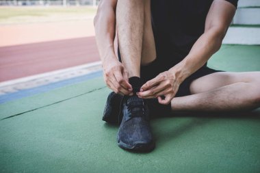 Genç fitness atlet adam yol yolda çalışan, egzersiz workou