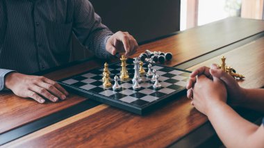 Akıllı işadamı ile satranç oyunu rekabet oynarken 