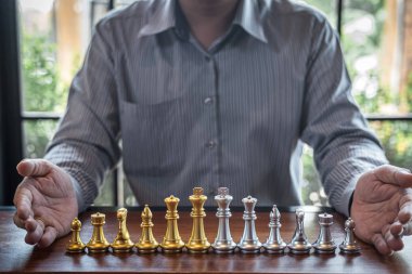 Oyuncu ile altın ve gümüş satranç, Akıllı işadamı playi