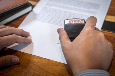 İş yeri onaylamak için kağıt belgeüzerinde işadamı damgası