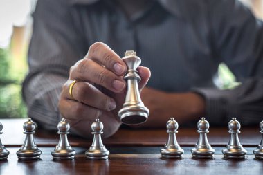 Oyuncu ile altın ve gümüş satranç, Akıllı işadamı playi