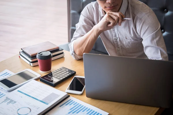 Affärsman arbetande investeringen projekt på laptop computern med r — Stockfoto