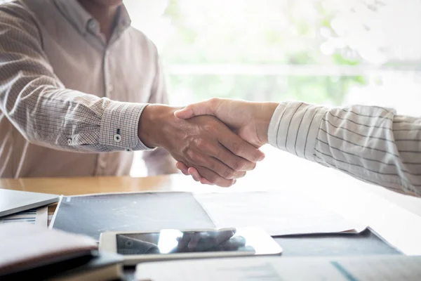 Het afronden van een vergadering, handdruk van twee gelukkige zakenmensen een — Stockfoto