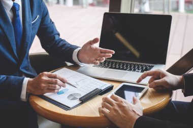 İş adamları ekibi tartışmak ve plannin toplantı üzerinde analiz