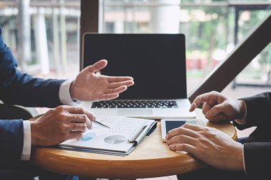 Profesyonel icra müdürü, fikir tartışırken iş ortağı
