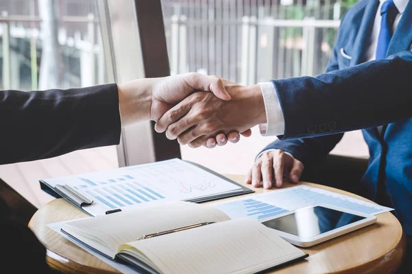 Terminando una reunión, apretón de manos de dos personas de negocios felices a — Foto de Stock