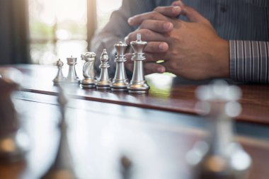 Oyuncu ile altın ve gümüş satranç, Akıllı işadamı playi