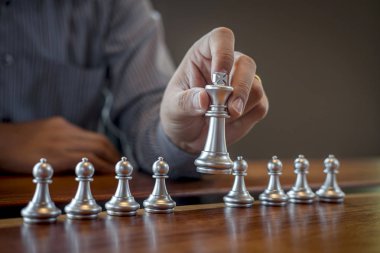 Oyuncu ile altın ve gümüş satranç, Akıllı işadamı playi