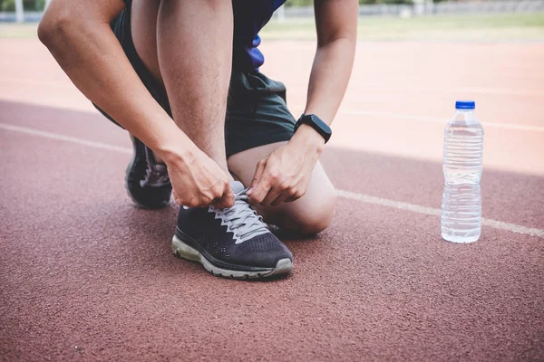 Joven atleta de fitness hombre corriendo en la pista de carretera, workou ejercicio — Foto de Stock