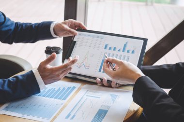 İş adamları ekibi tartışmak ve plannin toplantı üzerinde analiz