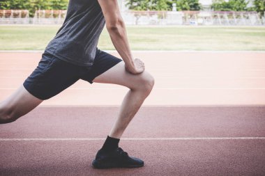 Genç fitness atlet adam yol yolda çalışan, egzersiz workou
