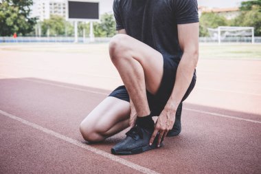 Genç fitness atlet adam yol yolda çalışan, egzersiz workou