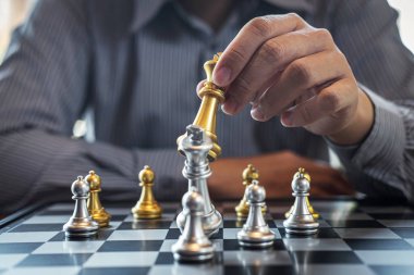 Oyuncu ile altın ve gümüş satranç, Akıllı işadamı playi