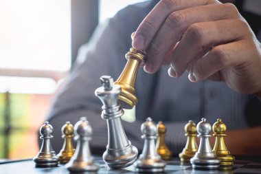 Oyuncu ile altın ve gümüş satranç, Akıllı işadamı playi