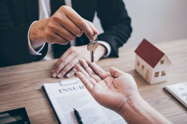 Sözleşmenin imzalanmasından sonra istemciye evin anahtarları veren emlakçı
