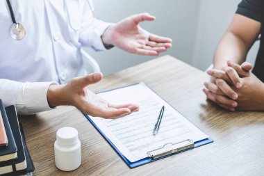 Doktor ile hasta sunumu hasta için inceleyerek danışmanlık