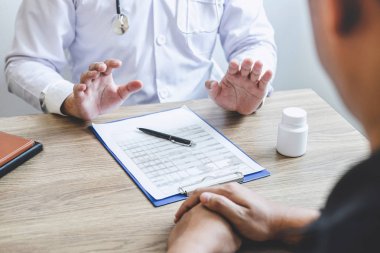 Doktor ile hasta sunumu hasta için inceleyerek danışmanlık