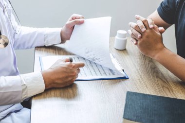 Beyaz üniformalı önlük lü profesyonel doktor ve hasta discu