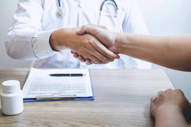 Doktor recom sonra hasta ile tebrik etmek için el sıkışma sahip