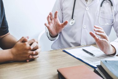 Doktor ile hasta sunumu hasta için inceleyerek danışmanlık