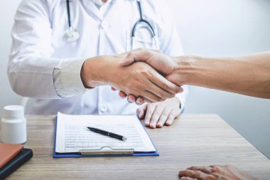 Doktor recom sonra hasta ile tebrik etmek için el sıkışma sahip