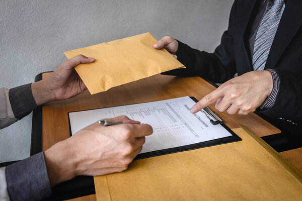 Нечестный обман в бизнесе незаконные деньги, бизнесмен дает
