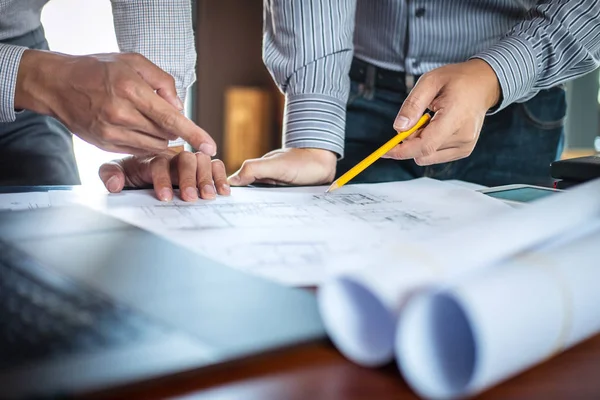 Ingeniería de la construcción o arquitecto discutiendo un proyecto y — Foto de Stock