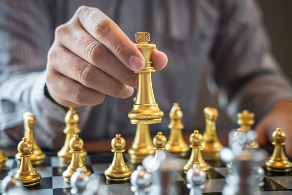Ouro e prata xadrez com jogador, Jogador inteligente homem de negócios — Fotografia de Stock