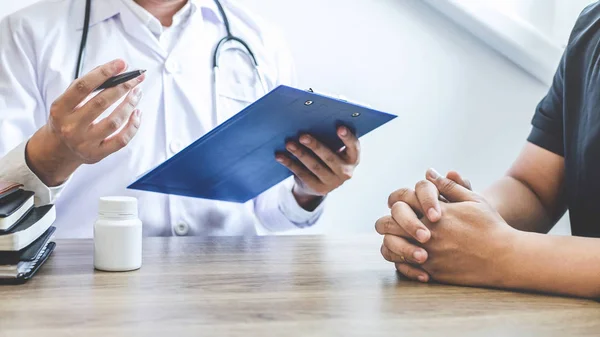 Médico profesional en bata blanca uniforme y discu paciente — Foto de Stock