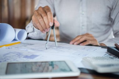 İnşaat mühendisliği veya mimar elleri üzerinde çalışan