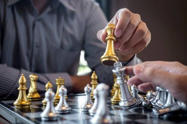 Akıllı işadamı ile satranç oyunu rekabet oynarken 