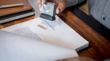 İş yeri onaylamak için kağıt belgeüzerinde işadamı damgası