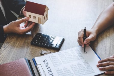 Ev ve anahtar vererek müşteri imzaladıktan sonra emlakçı kabul