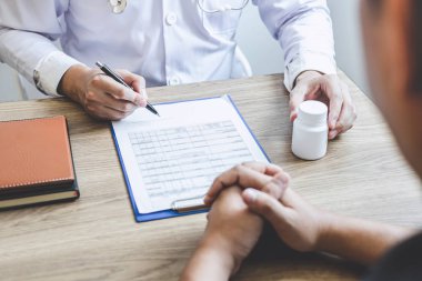 Doktor ile hasta sunumu hasta için inceleyerek danışmanlık