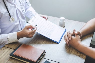 Beyaz üniformalı önlük lü profesyonel doktor ve hasta discu