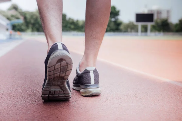 Corredor pies de atleta corriendo en pista de carretera, ejercicio trote worko — Foto de Stock