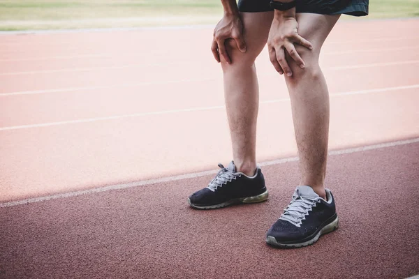 Joven atleta de fitness hombre tener un descanso durante y cansado en la carretera t — Foto de Stock