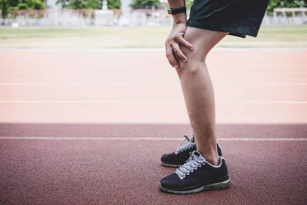 Joven atleta de fitness hombre tener un descanso durante y cansado en la carretera t — Foto de Stock